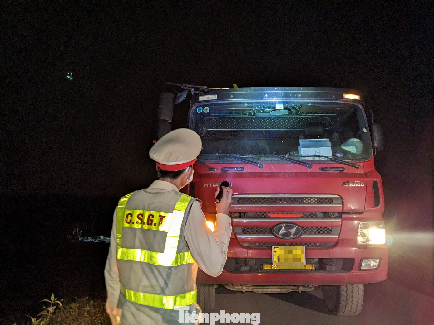 Lực lượng CSGT Hà Nội kiểm tra xử lý xe quá tải. Lực lượng CSGT Hà Nội kiểm tra xử lý xe quá tải.