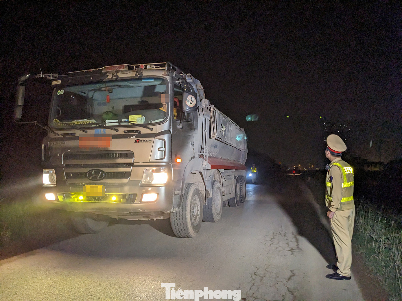 CSGT kiểm tra xe quá tải. Ảnh: Thanh Hà