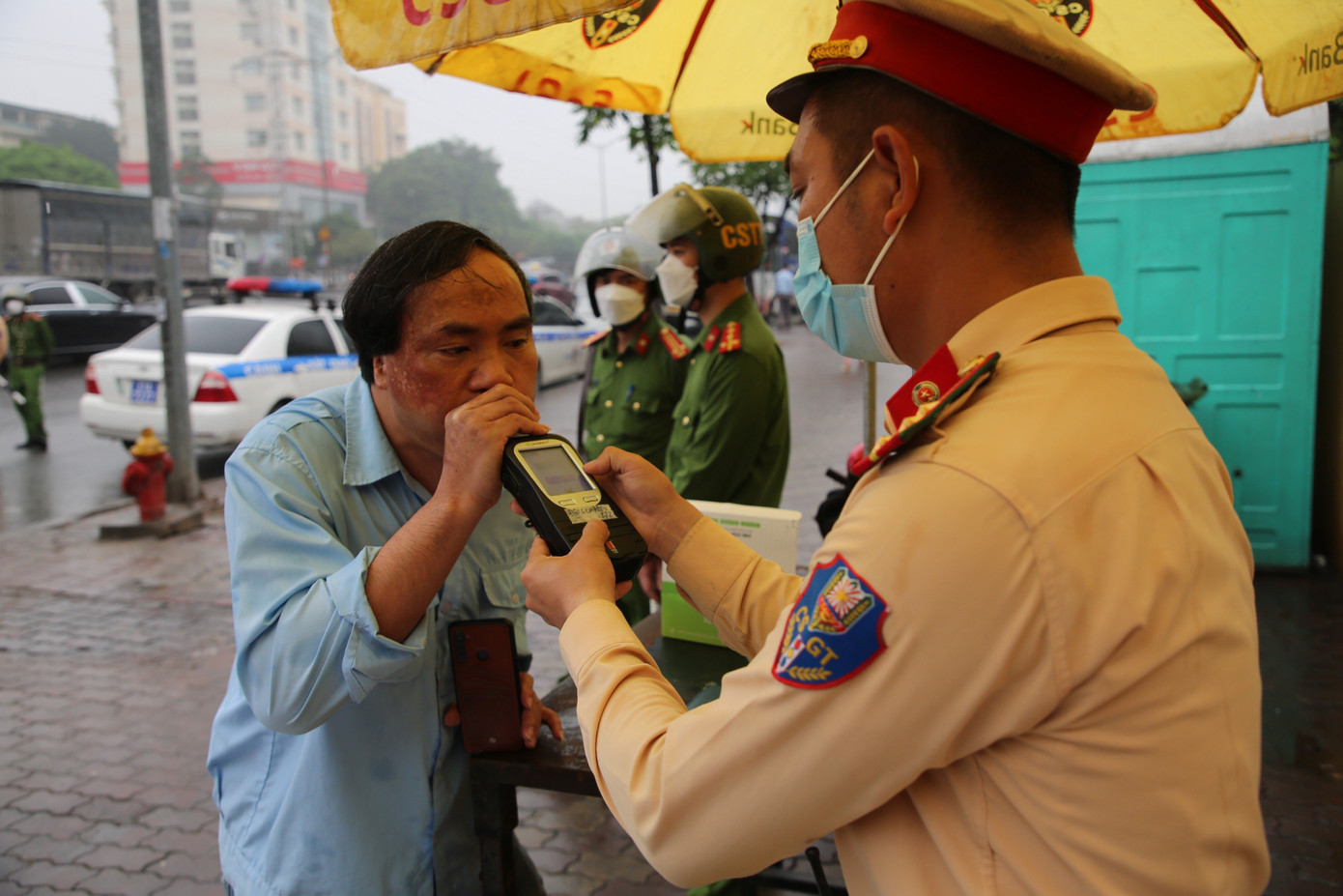 Ngoài kiểm tra chất kích thích, các tài xế cũng được thổi nồng độ cồn.