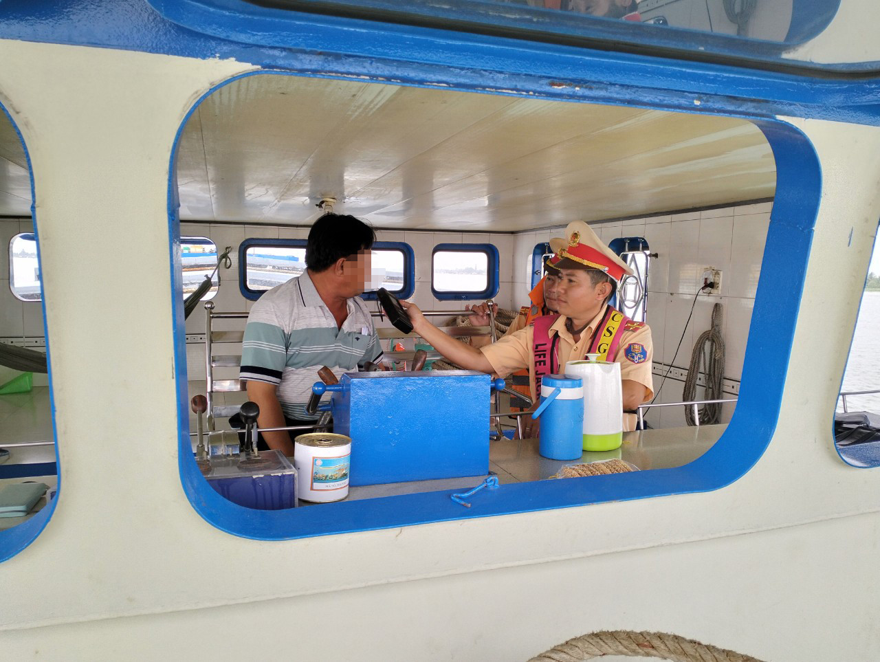 Lực lượng CSGT kiểm tra nồng độ cồn lái tàu.