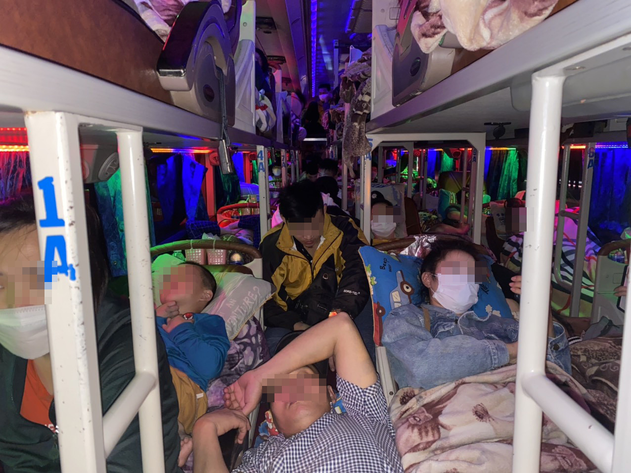 Nhiều xe khách chở quá số người quy định bị phát hiện xử lý. Nhiều xe khách chở quá số người quy định bị phát hiện xử lý.