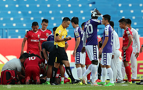 Thành Lương nhét băng đội trưởng vào miệng, cứu cầu thủ Bình Dương ảnh 2