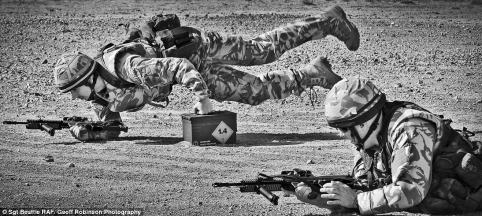 Hai lính Không quân đang trườn trên mặt đất đá ở Cyprus, ảnh do Chris Hill chụp