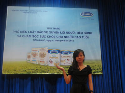 Bà Lâm Ngọc Trinh – Đại diện Nhãn hàng sữa đậu nành GoldSoy giới thiệu đến người cao tuổi sản phẩm sữa đậu nành giàu đạm không biến đổi gen GoldSoy