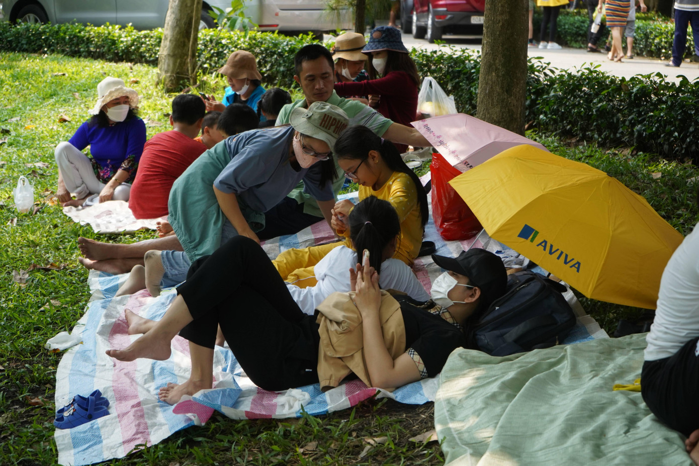 Những khu vực mát mẻ bên trong Thảo Cầm Viên được nhiều gia đình chọn làm nơi dã ngoại, tránh nóng.