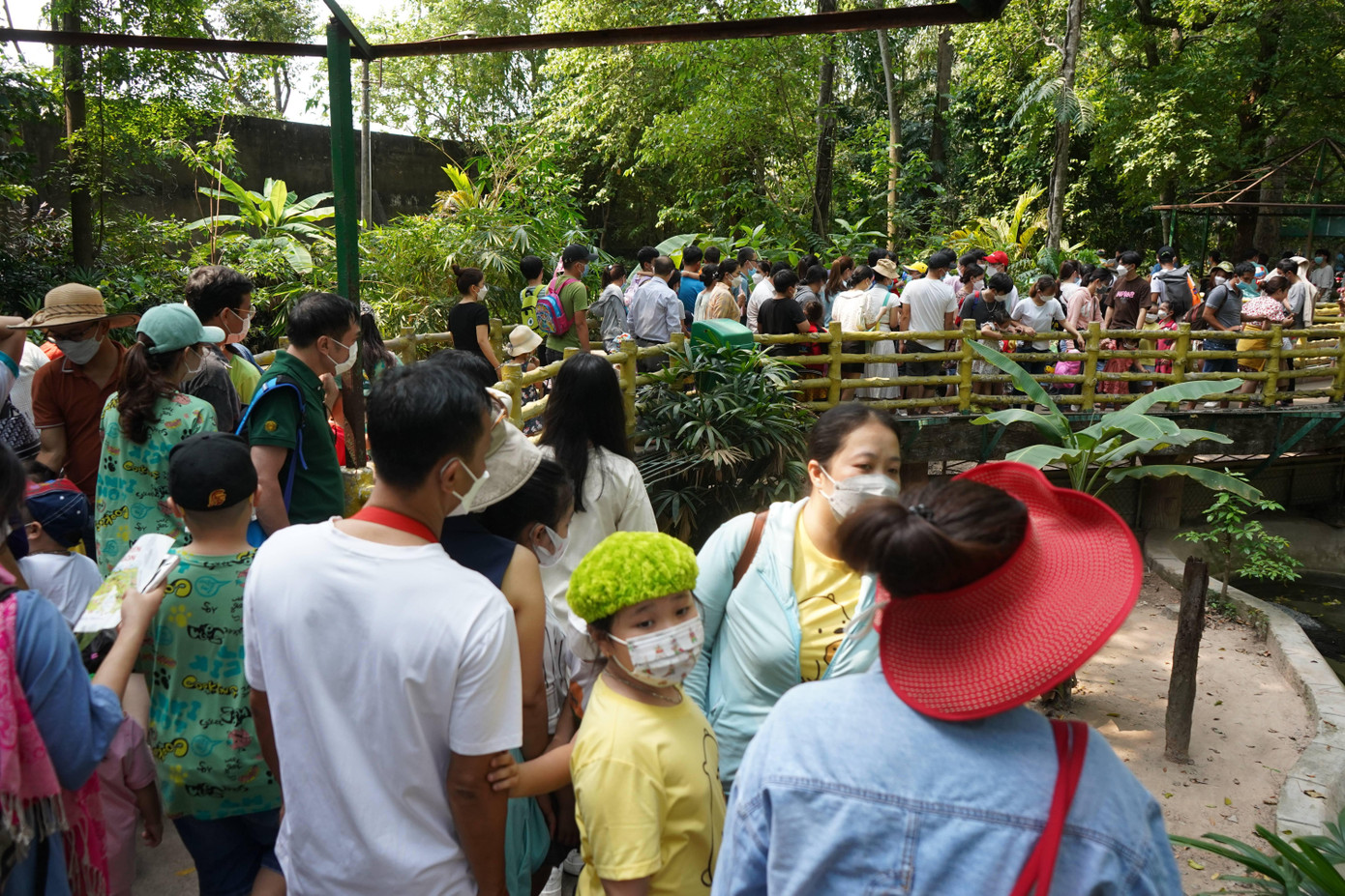 Đến trưa 10/4, dòng người đổ về Thảo Cầm Viên Sài Gòn ngày một đông đúc.