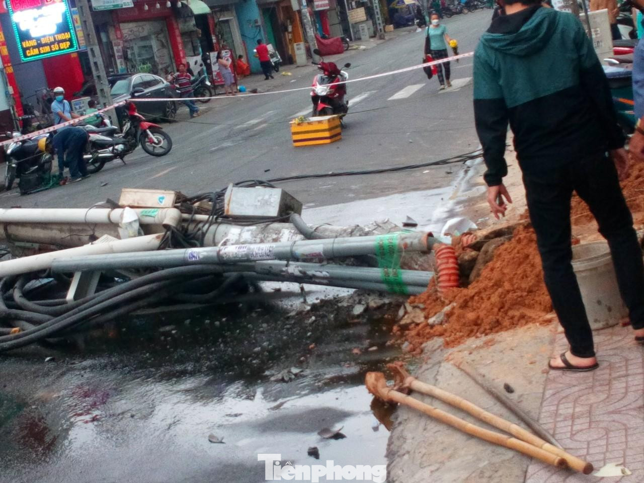 Các nhân chứng cho biết, cột điện tự ngã đổ. Vào thời điểm xảy ra vụ việc, không có người và phương tiện tác động ngoại lực vào cột điện.