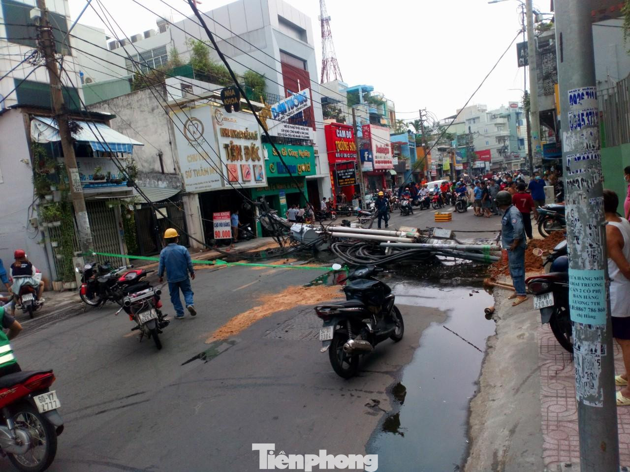 Hiện trường cột điện đổ sập chắn ngang đường Lạc Long Quân chiều 16/4.