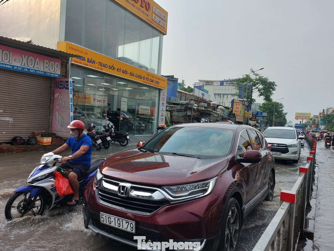 Tại điểm giao Nguyễn Oanh - Nguyễn Văn Dung và Nguyễn Oanh - Lê Đức Thọ, nước ngập sâu khoảng 30cm. Người dân gặp khó khăn khi lưu thông qua khu vực này.