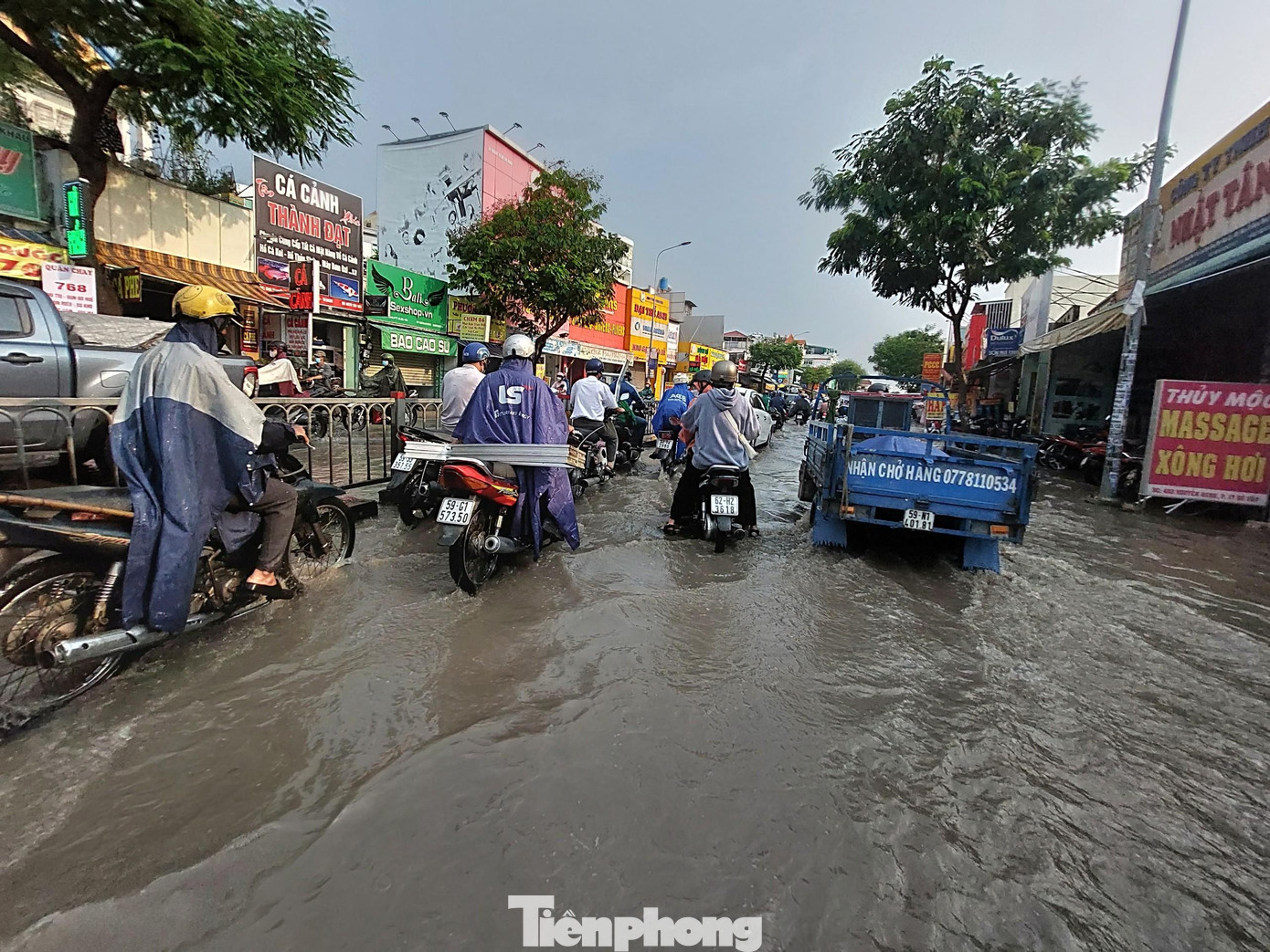 Dòng người bì bõm trên đường sau giờ tan tầm.