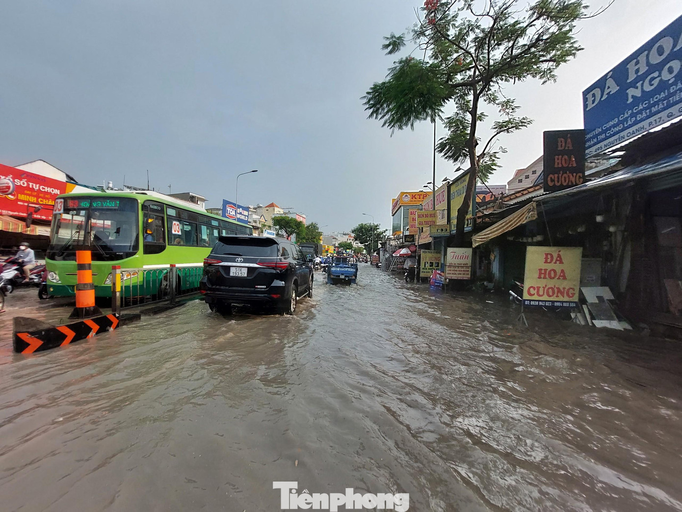 Nước ngập sau mưa khiến việc kinh doanh của nhiều hộ dân trên đường Nguyễn Oanh gặp khó khăn.