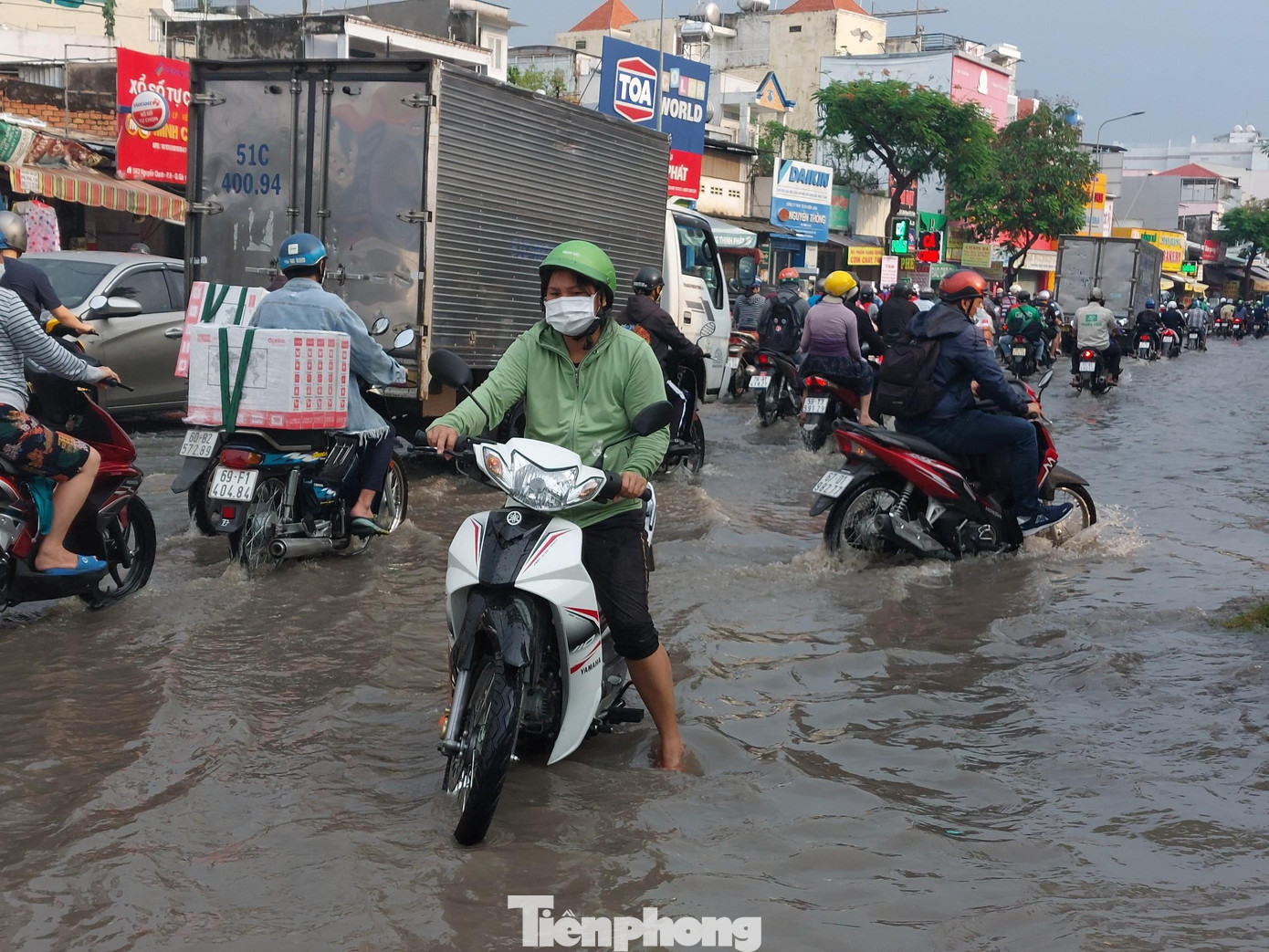Đến khoảng 17h30 cùng ngày, nước trên mặt đường Nguyễn Oanh mới thoát dần.