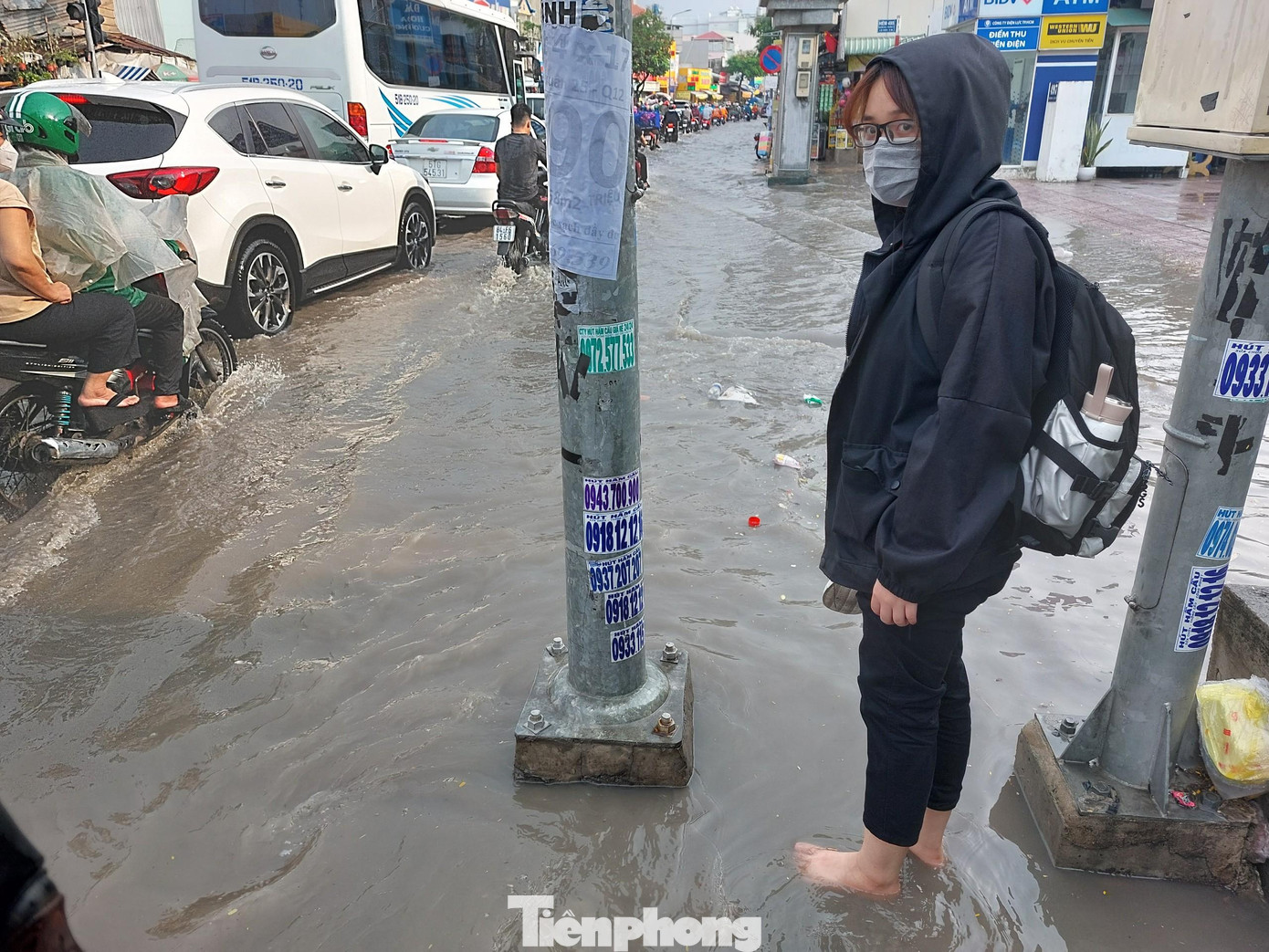 Theo người dân sống tại đường Nguyễn Oanh, nguyên nhân gây ngập là do hệ thống cống thoát nước bị rác thải “bủa vây”, thoát nước chậm.