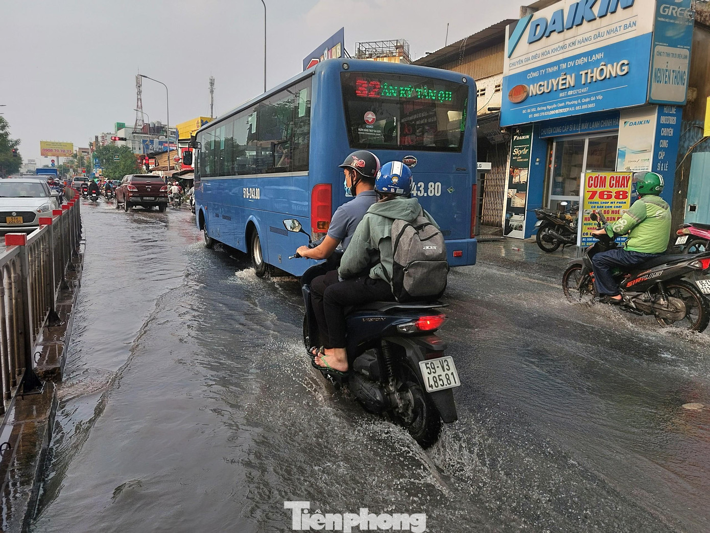Tại đoạn đường Nguyễn Văn Dung, Lê Đức Thọ giao với Nguyễn Oanh cũng bị ngập nhẹ.