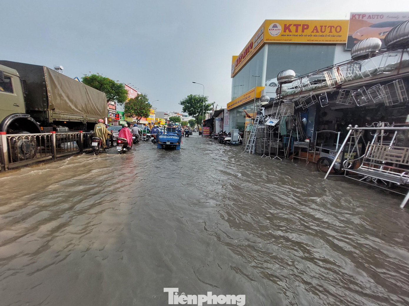 Sau cơn mưa lớn kéo dài lúc 16h, một đoạn trên đường Nguyễn Oanh (quận Gò Vấp) bị ngập sâu, ảnh hưởng tới giao thông.