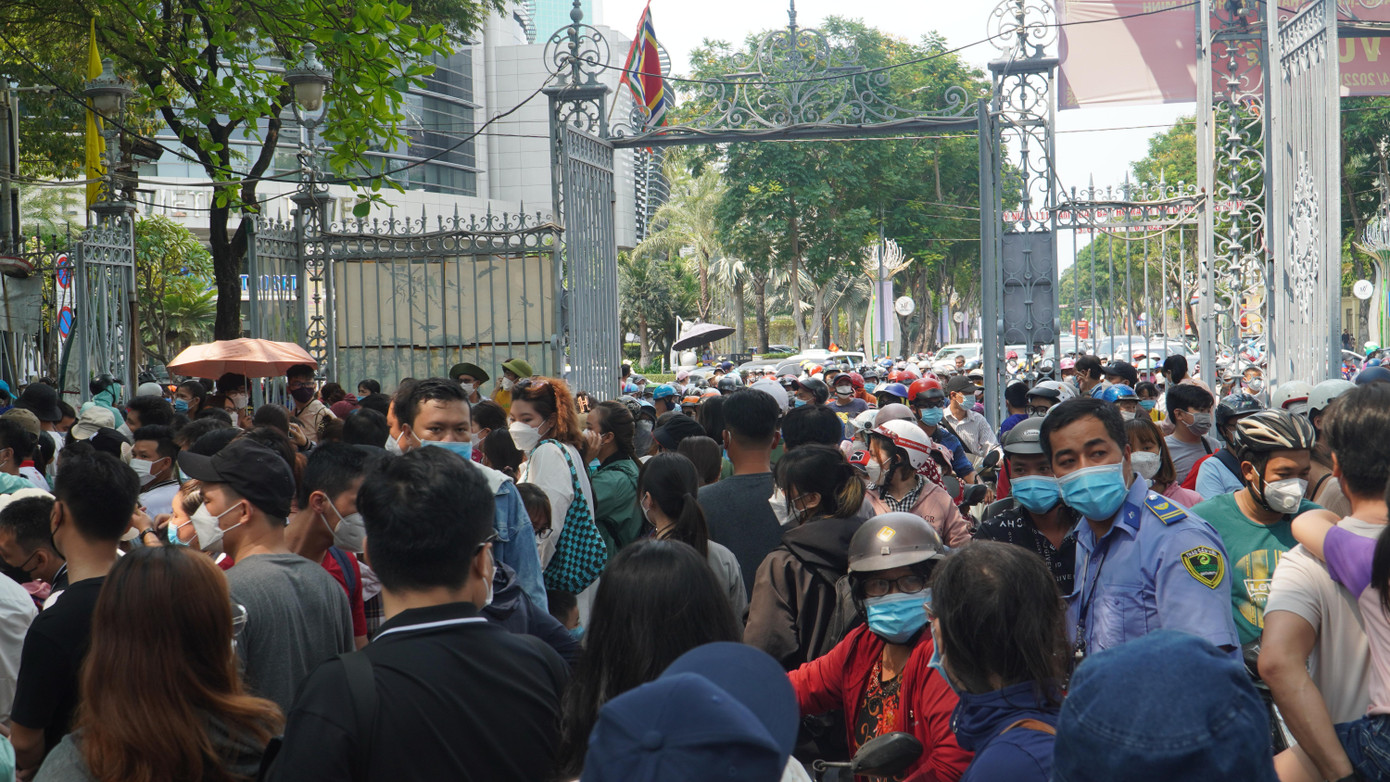 Dòng người ken cứng ở khu vực cổng Thảo Cầm Viên (đường Nguyễn Bỉnh Khiêm, Quận 1).