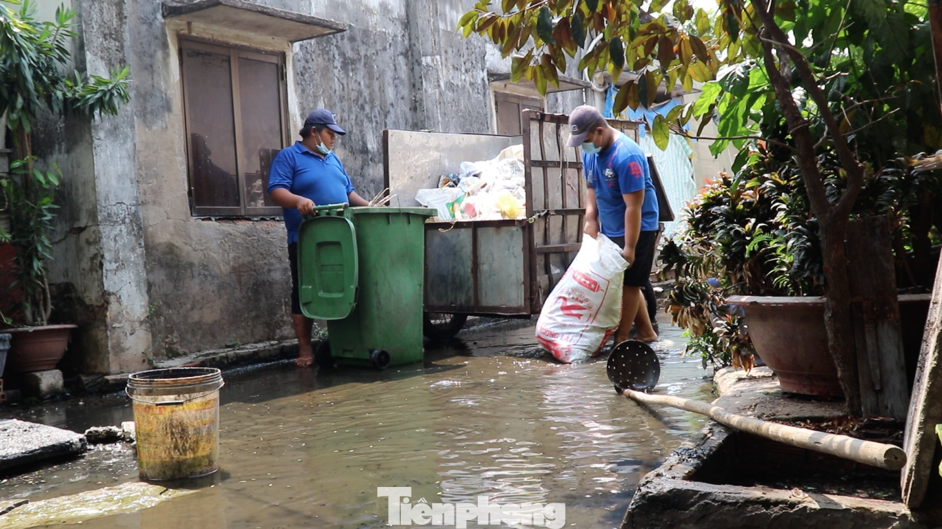 Theo chia sẻ của các hộ dân, những năm qua, mỗi tuần sẽ có công nhân vệ sinh môi trường đến xử lý nhưng chỉ được ngày một ngày hai, sau đó tình trạng nước ngập vẫn tiếp diễn.