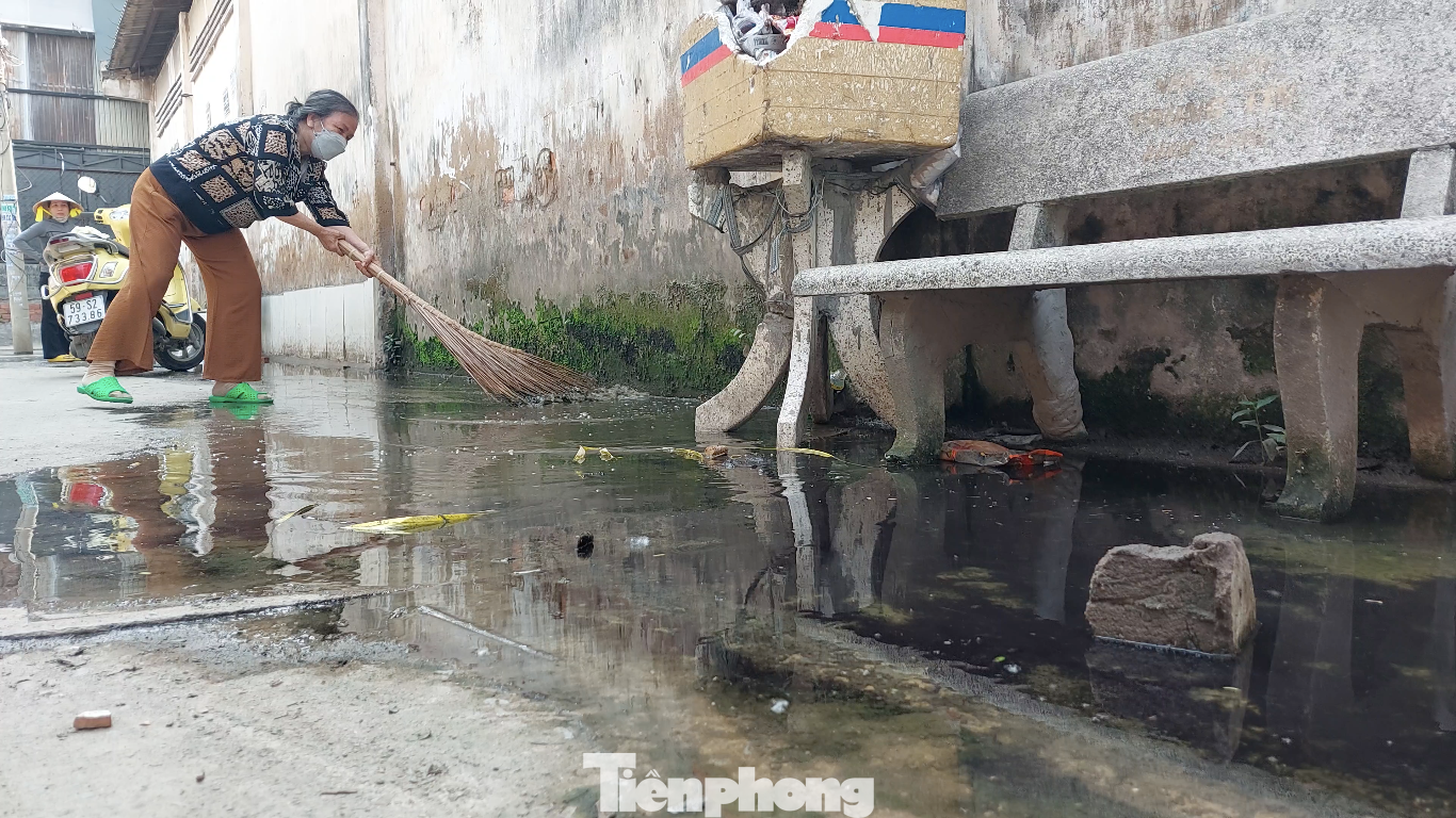 Người dân khu vực lo ngại những vũng nước đọng ô nhiễm là môi trường lan truyền bệnh tật.