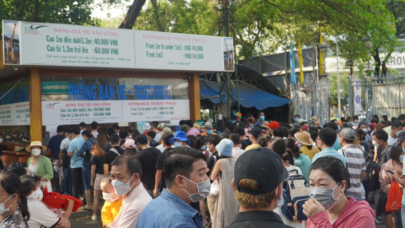 Đến trưa 10/4, khu vực bán vé vào Thảo Cầm Viên Sài Gòn vẫn còn rất đông người xếp hàng chờ mua vé.