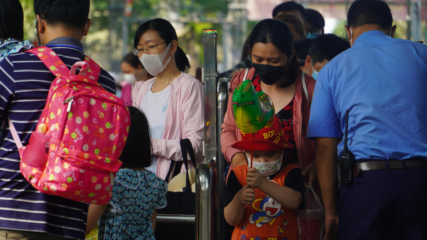 Nhiều gia đình tranh thủ đưa con em đi chơi Thảo Cầm Viên vào kỳ nghỉ lễ.