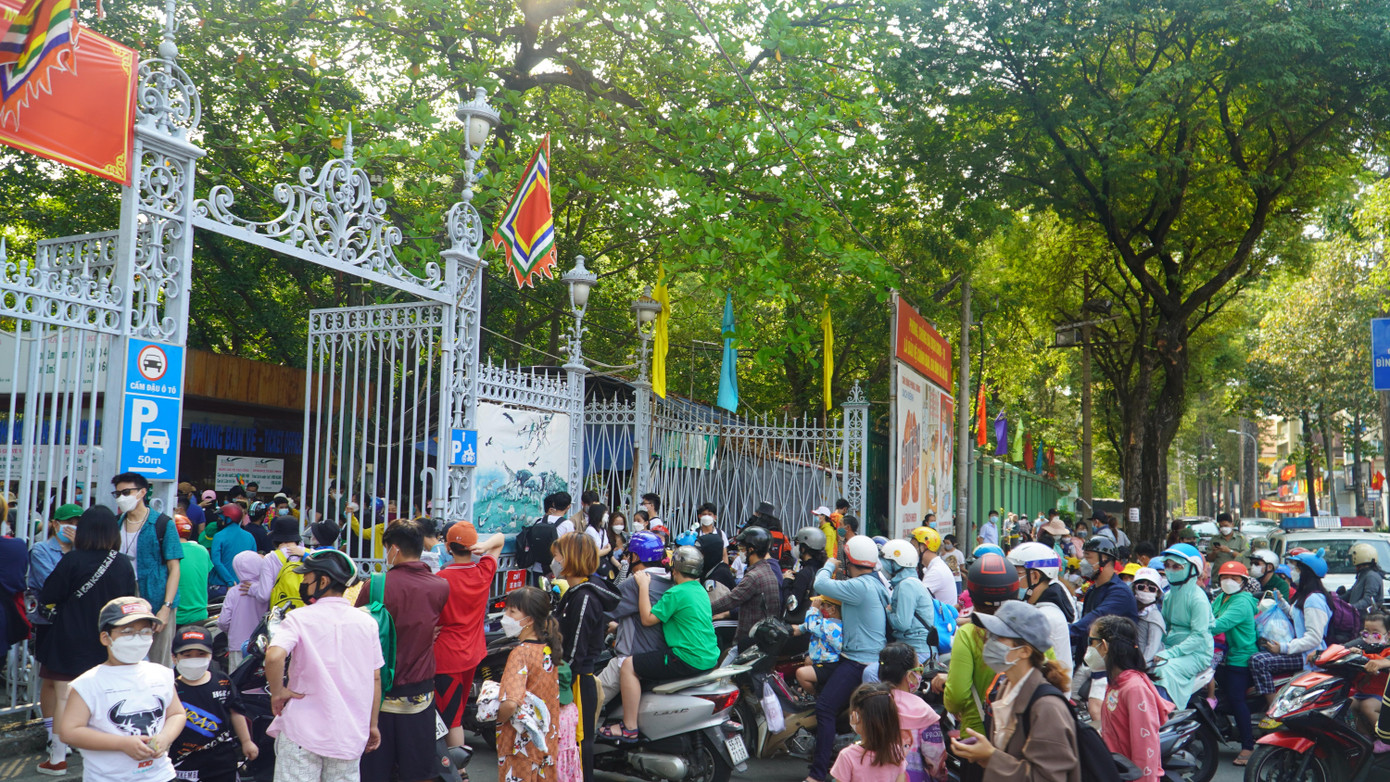 Trưa 10/4, rất đông người dân đã đổ về Thảo Cầm Viên Sài Gòn để tham quan, vui chơi.