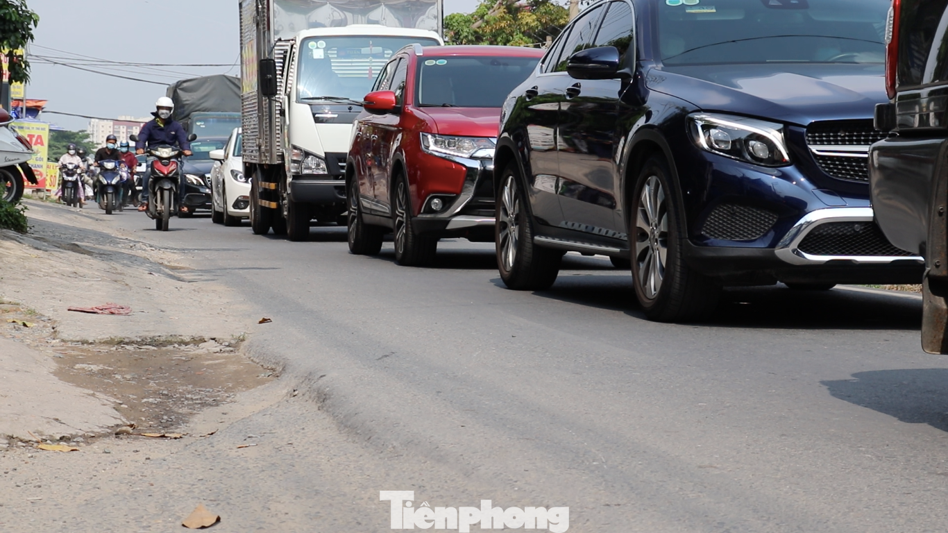 Đoạn đường Lương Định Của thường xuyên trong tình trạng ùn ứ giao thông. Đoạn đường Lương Định Của thường xuyên trong tình trạng ùn ứ giao thông.