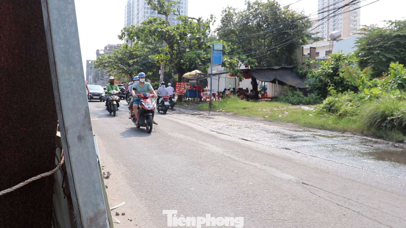 Khi trời mưa gây hiện tượng ngập nước không thoát được. Nhiều người dân sống ở đây cho rằng tham gia giao thông ở đây rất nguy hiểm nhất là vào ban đêm. Khi trời mưa gây hiện tượng ngập nước không thoát được. Nhiều người dân sống ở đây cho rằng tham gia giao thông ở đây rất nguy hiểm nhất là vào ban đêm.