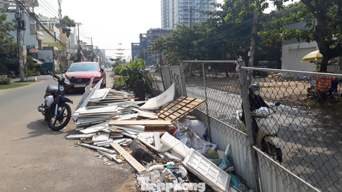 Hàng rào chắn án ngữ suốt nhiều năm liền không chỉ gây mất mỹ quan đô thị mà còn trở thành nơi tập kết rác gây ô nhiễm môi trường. Hàng rào chắn án ngữ suốt nhiều năm liền không chỉ gây mất mỹ quan đô thị mà còn trở thành nơi tập kết rác gây ô nhiễm môi trường.