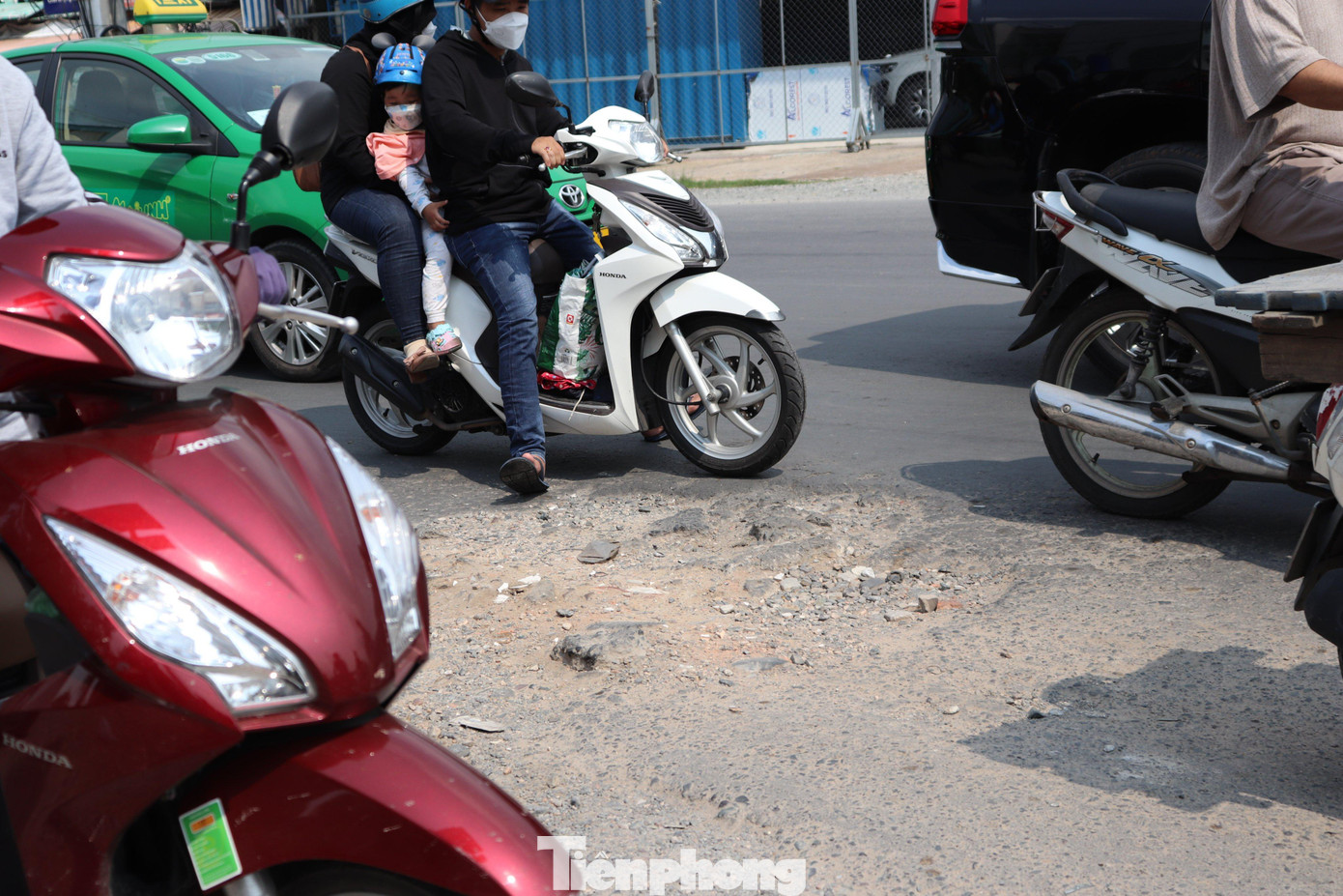 Đường sá lởm chởm, xe cộ đi lại khó khăn. Đường sá lởm chởm, xe cộ đi lại khó khăn.