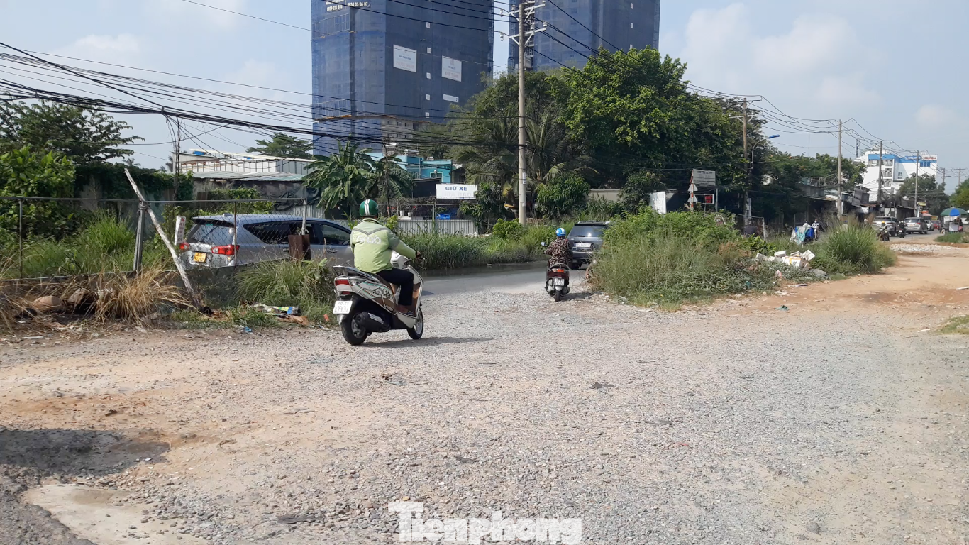 Người dân ở khu vực đường Lương Định Của phải chịu cảnh bụi mù mịt khi trời nắng và ngập úng khi có mưa. Người dân ở khu vực đường Lương Định Của phải chịu cảnh bụi mù mịt khi trời nắng và ngập úng khi có mưa.