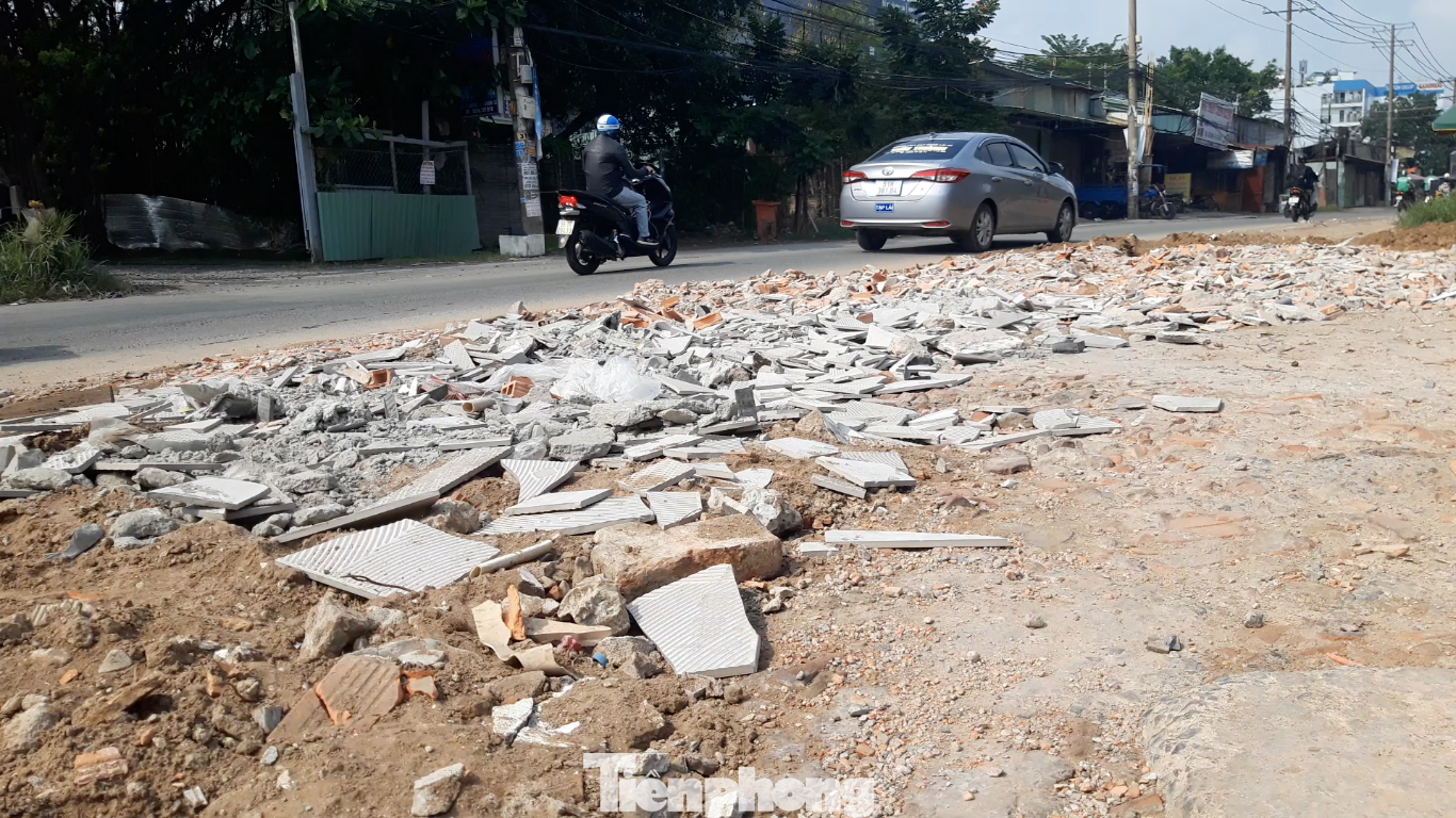 Người dân phải đổ xà bần (gạch, cát, đá vụn) để khắc phục ngập úng, tránh tai nạn giao thông. Người dân phải đổ xà bần (gạch, cát, đá vụn) để khắc phục ngập úng, tránh tai nạn giao thông.