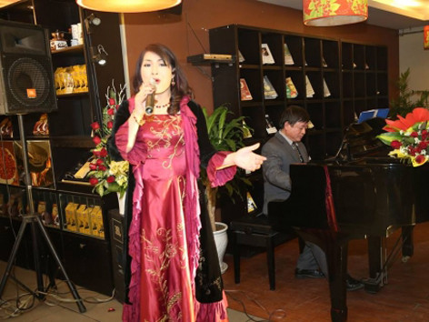 Nhạc sỹ Đỗ Hồng Quân đệm đàn cho Vành Khuyên hát hôm ra mắt album. Ảnh: TL. Nhạc sỹ Đỗ Hồng Quân đệm đàn cho Vành Khuyên hát hôm ra mắt album. Ảnh: TL