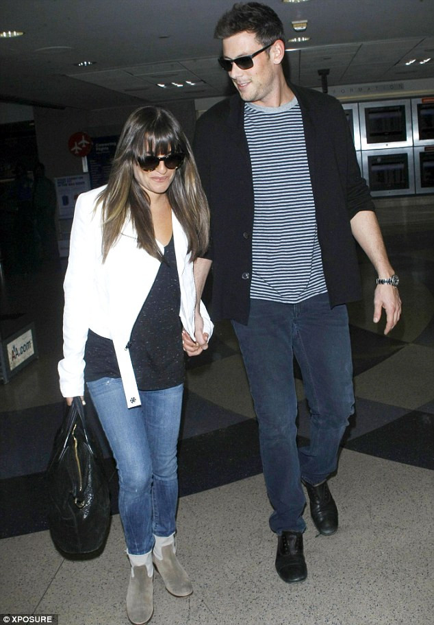 Cory và Lea vui vẻ tại sân bay sau chuyến đi nghỉ mát hồi tháng trước