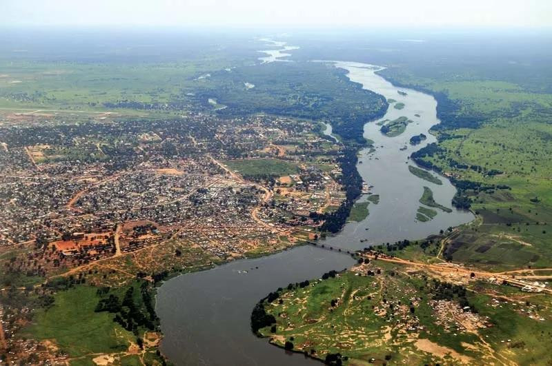 Sông Nile là con sông dài nhất châu Phi và đã từng là con sông dài nhất thế giới, sau đó bị sông Amazon soán ngôi. Sông Nile là con sông dài nhất châu Phi và đã từng là con sông dài nhất thế giới, sau đó bị sông Amazon soán ngôi.