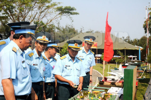 Quan sát thế trận phòng không trên mô hình thực tế. Quan sát thế trận phòng không trên mô hình thực tế