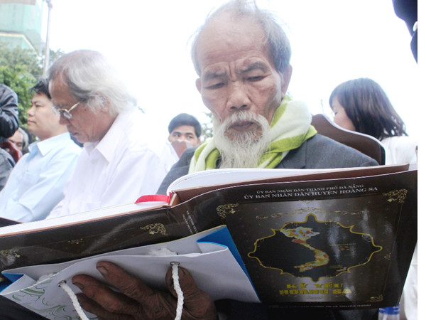 Những nhân chứng người Đà Nẵng từng sống và làm việc ở Hoàng Sa dự lễ ra mắt Kỷ yếu Hoàng Sa (tháng 1-2012). Ảnh: Nguyễn Huy. Những nhân chứng người Đà Nẵng từng sống và làm việc ở Hoàng Sa dự lễ ra mắt Kỷ yếu Hoàng Sa (tháng 1-2012). Ảnh: Nguyễn Huy