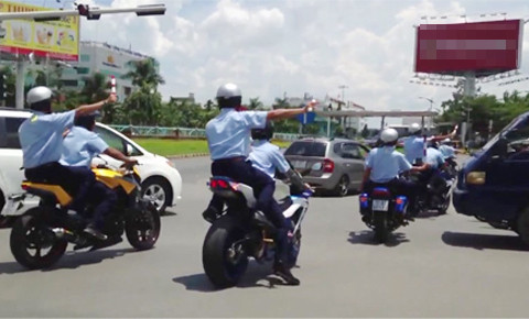 Nhóm vệ sĩ hộ tống chặn cả xe tải để cho đoàn ôtô đi qua, gây náo loạn con đường