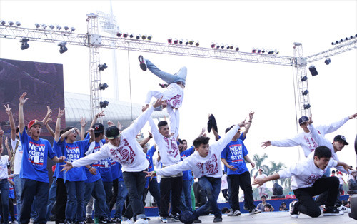 Các nhóm nhảy hiphop đã mở đầu chương trình với những vũ điệu sôi động