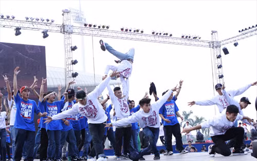 Các nhóm nhảy hiphop đã mở đầu chương trình với những vũ điệu sôi động