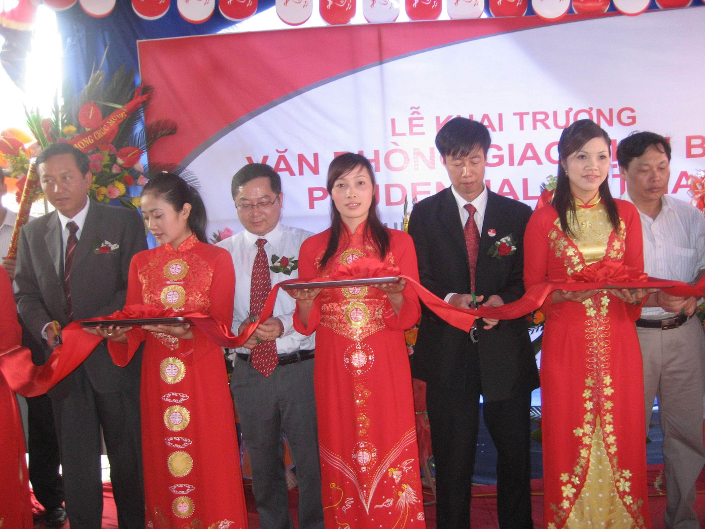 Cắt băng khai trương Văn phòng giao dịch BHNT tại huyện Ba Vì 