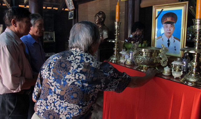 Từ sáng sớm người dân đã đến dâng hương tại Nhà lưu niệm Đại tướng Võ Nguyên Giáp... Từ sáng sớm người dân đã đến dâng hương tại Nhà lưu niệm Đại tướng Võ Nguyên Giáp..