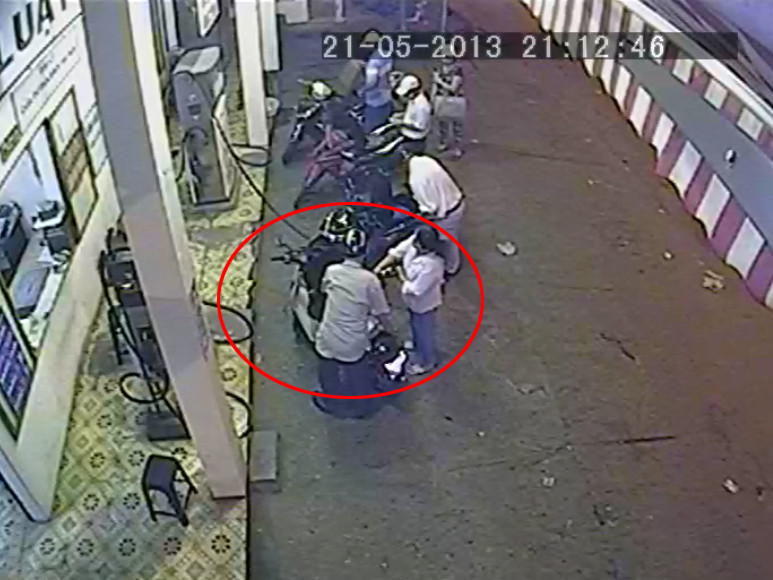 Ông Minh Hoàng vào đổ xăng. Ảnh chụp từ camera. Ông Minh Hoàng vào đổ xăng. Ảnh chụp từ camera