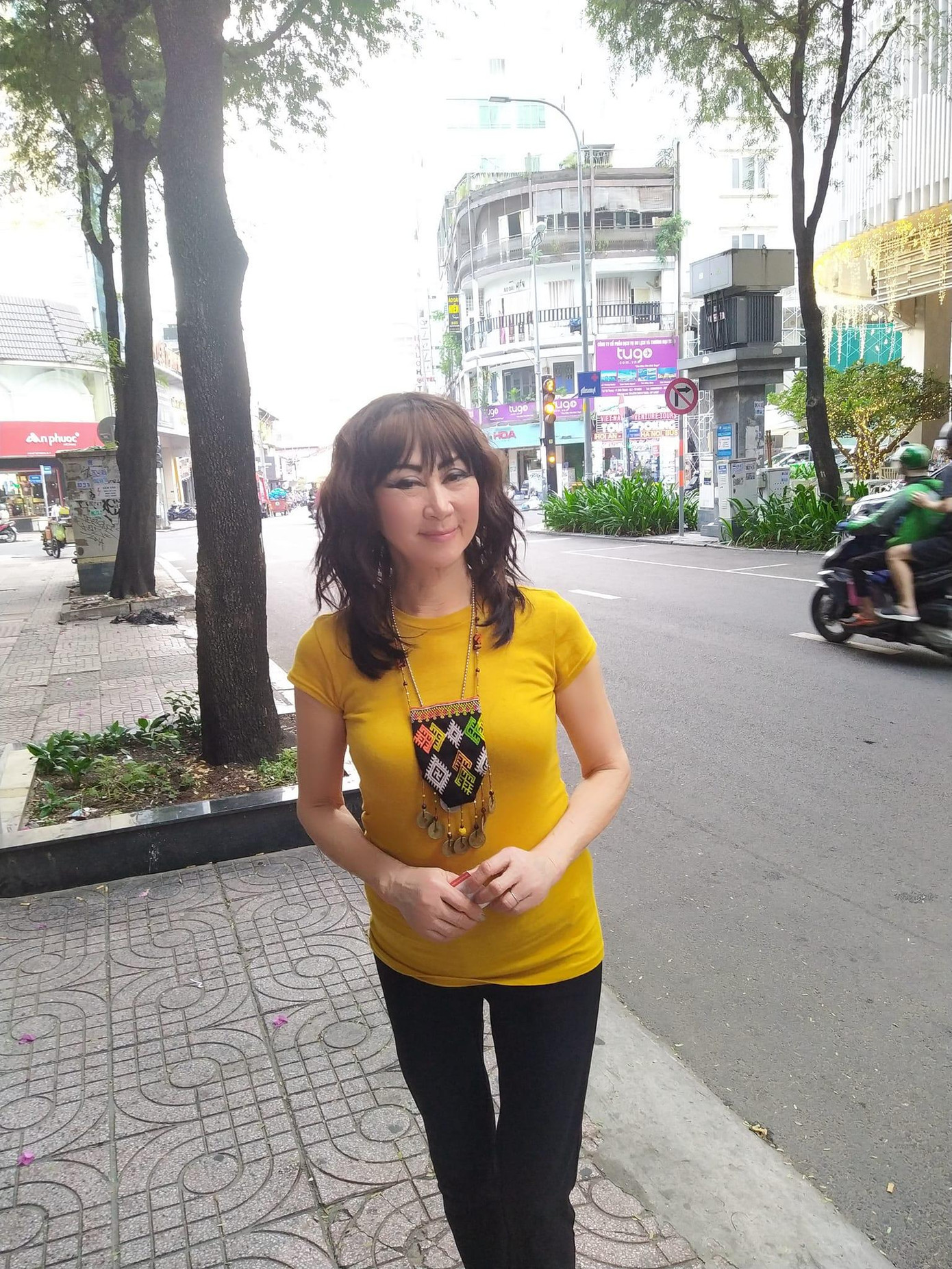 Ca sĩ Lê Uyên trước chợ Bến Thành. Ảnh: Nguyên Anh.