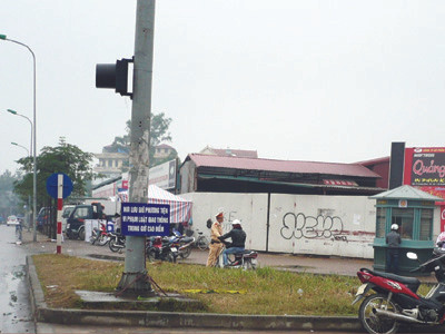 Nhiều phương tiện bị “chộp” ở cuối ngã rẽ vào đường Lê Trọng Tấn khi qua nút Trường Chinh-Lê Trọng Tấn vì lỗi không bật xi nhan khi rẽ trưa 23-2 