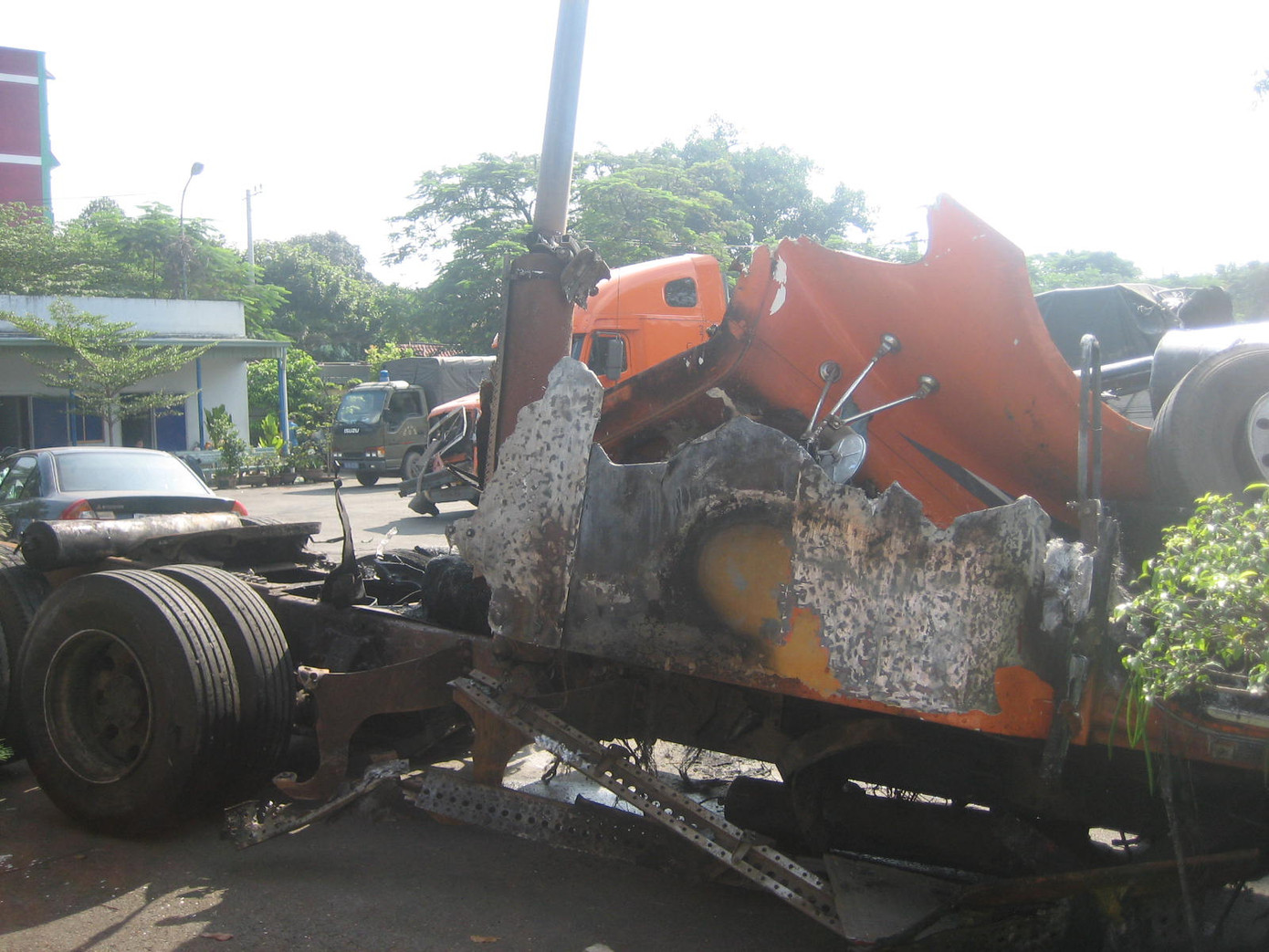 Chiếc xe container cháy rụi