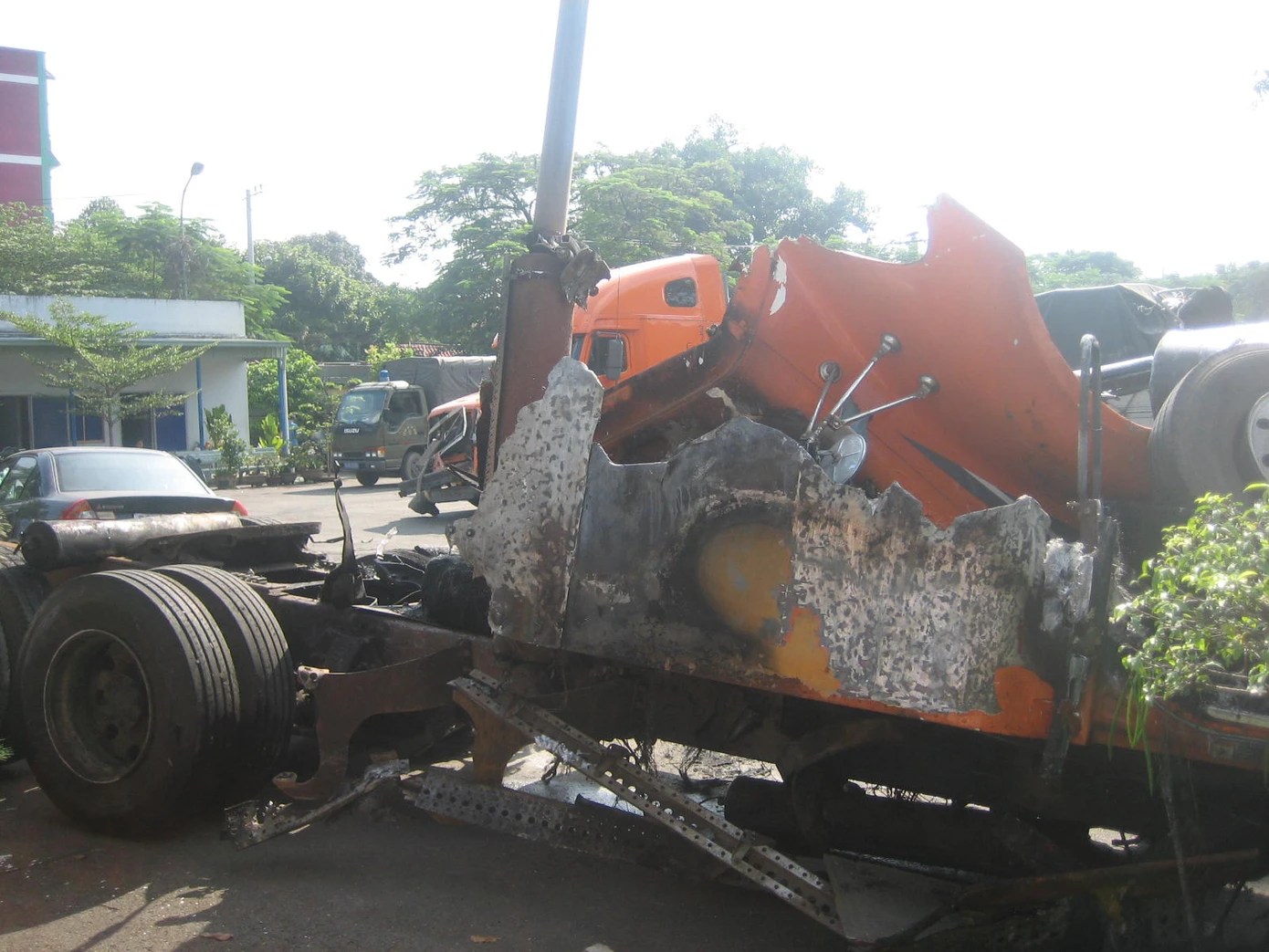 Chiếc xe container cháy rụi