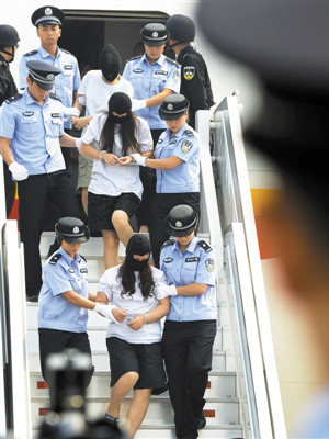 Các tội phạm bị bắt ở Angola được áp giải về nước