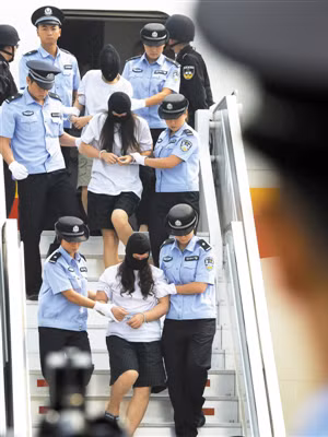 Các tội phạm bị bắt ở Angola được áp giải về nước