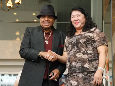 Joe Jackson và bà Phương Thảo, Chủ tịch tập đoàn Khang Thông, chủ dự án Happy Land. Ảnh: Loan BB Joe Jackson và bà Phương Thảo, Chủ tịch tập đoàn Khang Thông, chủ dự án Happy Land