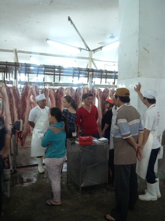 Ở sàn giao dịch thịt heo này, những tiểu thương bán thịt tại các chợ lẻ không được mua trực tiếp từ các chủ hàng